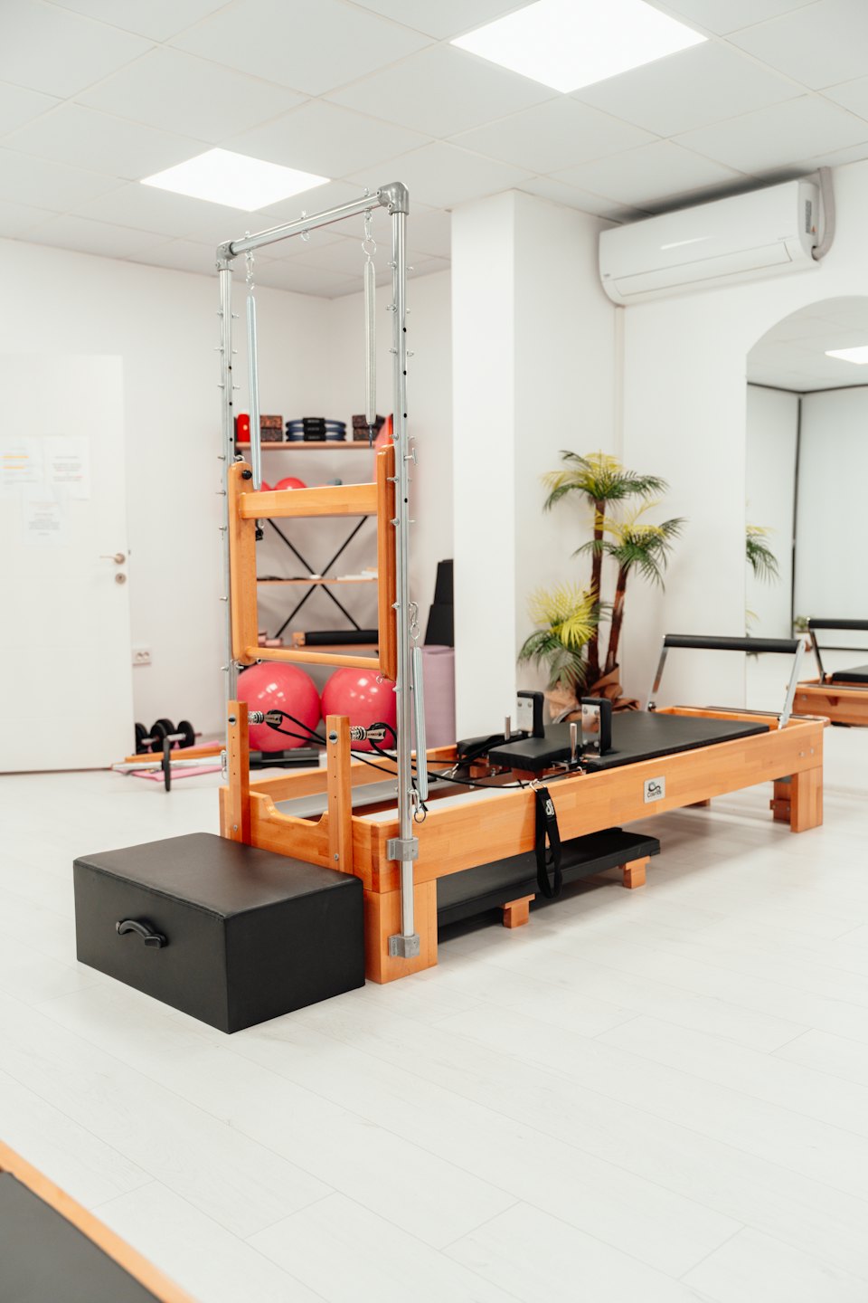 Pilates-Reformer und Jump-Box in einem Studio.